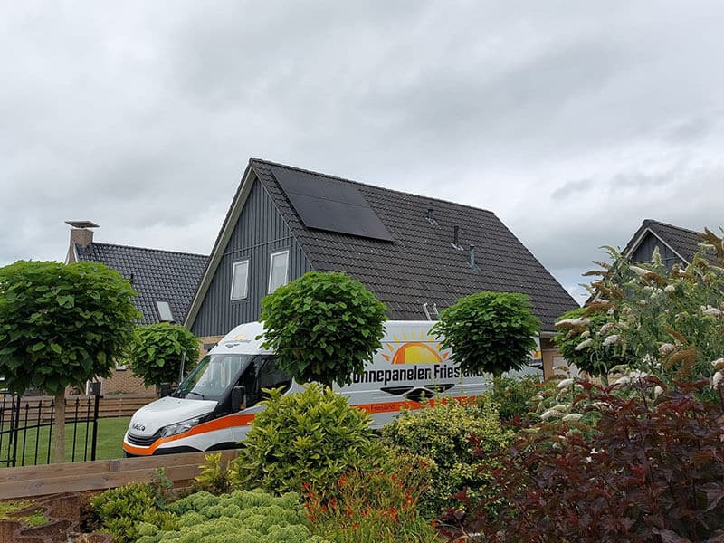 Installatie op schuin dak zonnepanelen Heerenveen