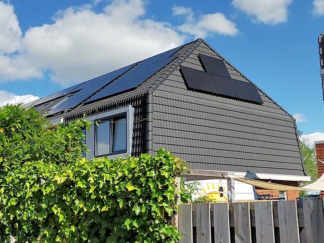 volledig dak gevuld met geld besparend zonne-energie systeem
