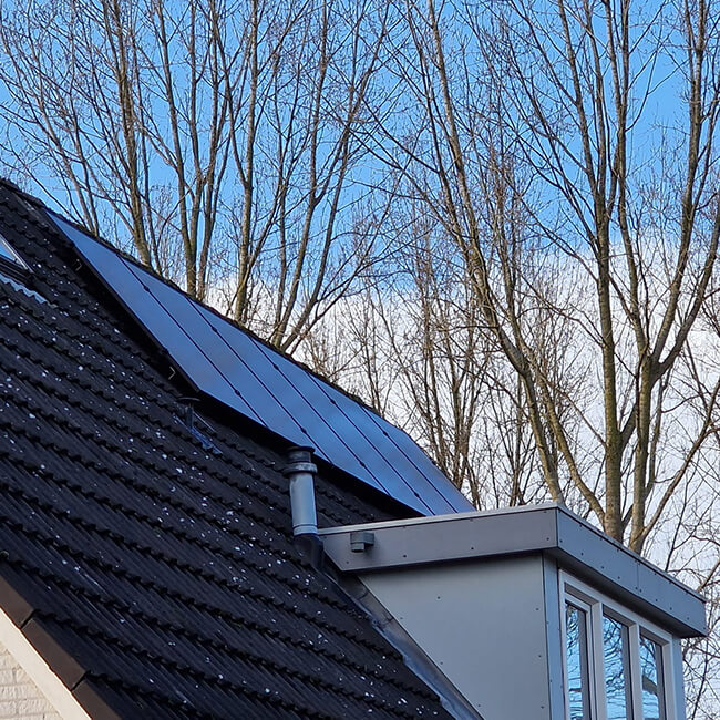 Aankoop van zonnepanelen op schuin dak met dakkapel