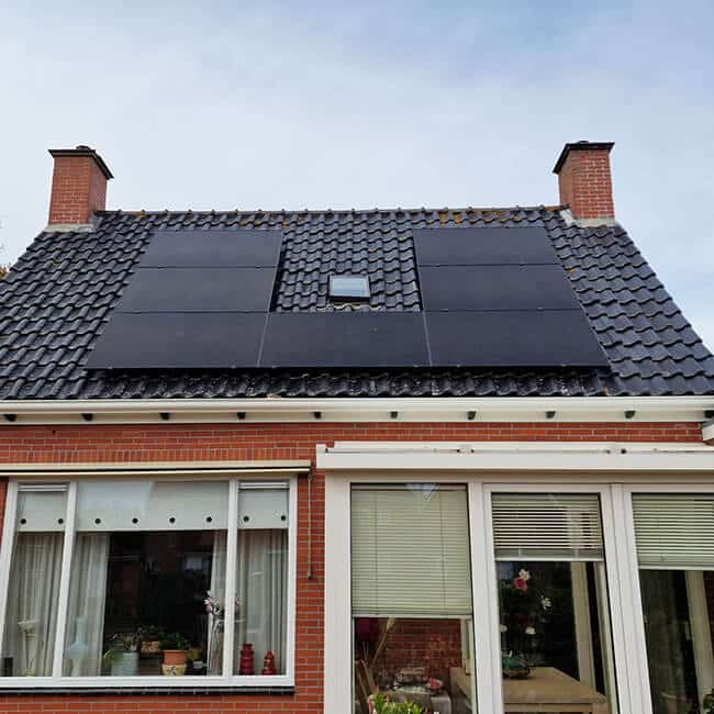 Installatie op schuin dak van zonnepanelen