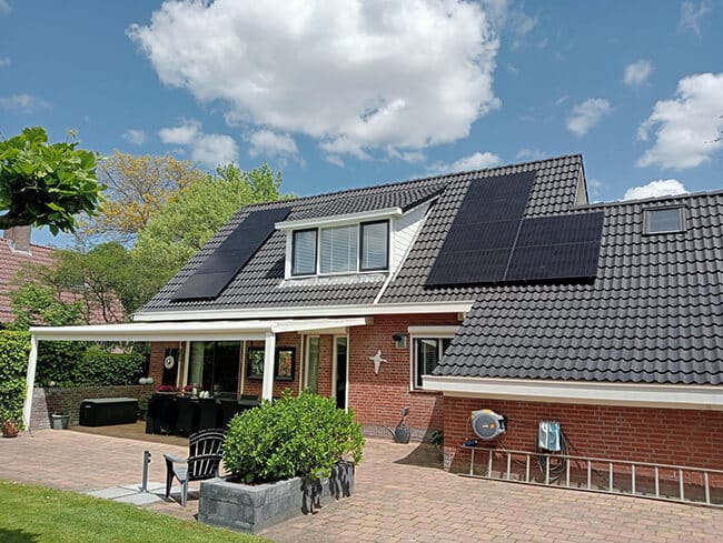 Duurzame energie met pv-panelen op vrijstaande villa