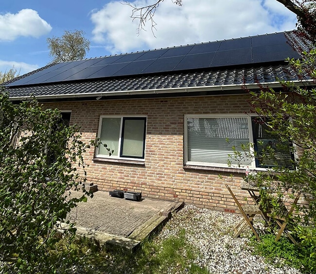 een vloers bijgebouw met zonnepanelen in Franeker