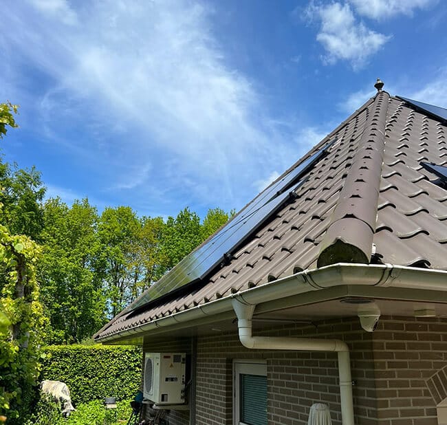 Schuin dak van vrijstaande woning met zonnepanelen Wolvega