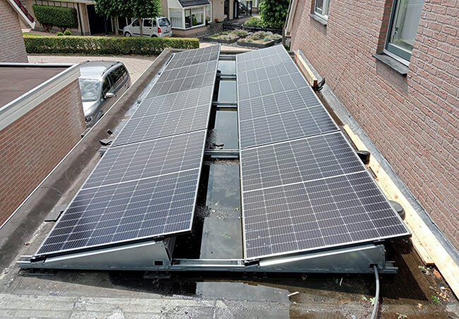 zonnestroom systeem op plat dak van huis