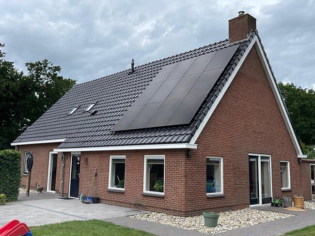 Installatie van zonnepanelen op schuin dak