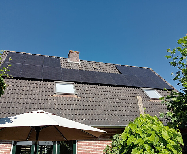 zonnestroom systeem op dak aangelegd met totaalservice