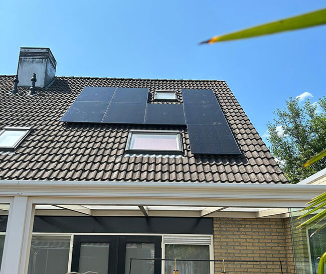 Veranda met dak vol zonnepanelen in Harlingen