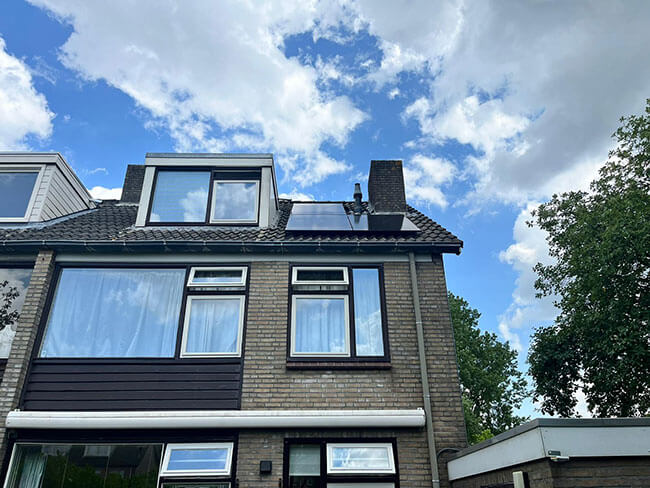 Zonnepanelen op schuin dak in Hengelo