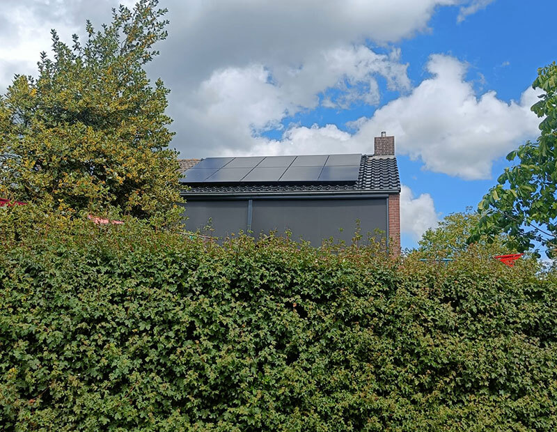 Zonnepanelen op schuin dak in Burgum